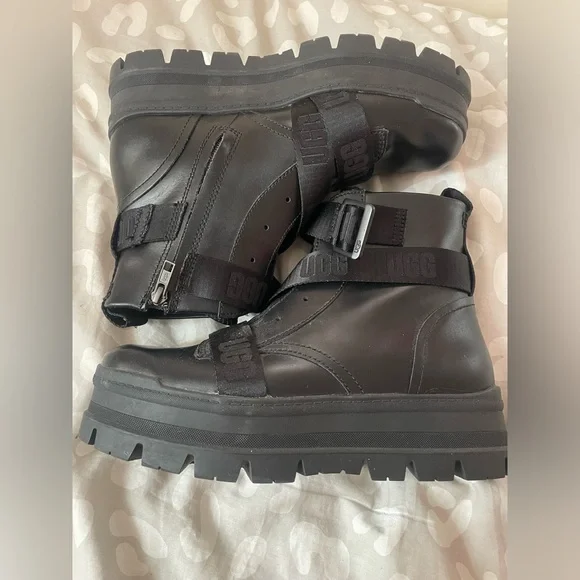 UGG Sheena Black Boot - Picture 3 of 3